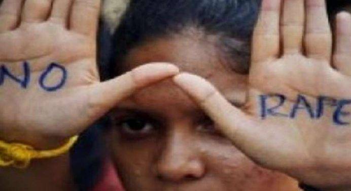 INDIA: RAGAZZA RESISTE A UNO STUPRO, L’AGGRESSORE BRUCIA I NIPOTINI PER VENDETTA