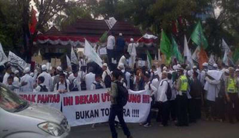 Indonesia, le minacce dei radicali islamici: “Bruceremo la chiesa se il cantiere continua il lavoro”