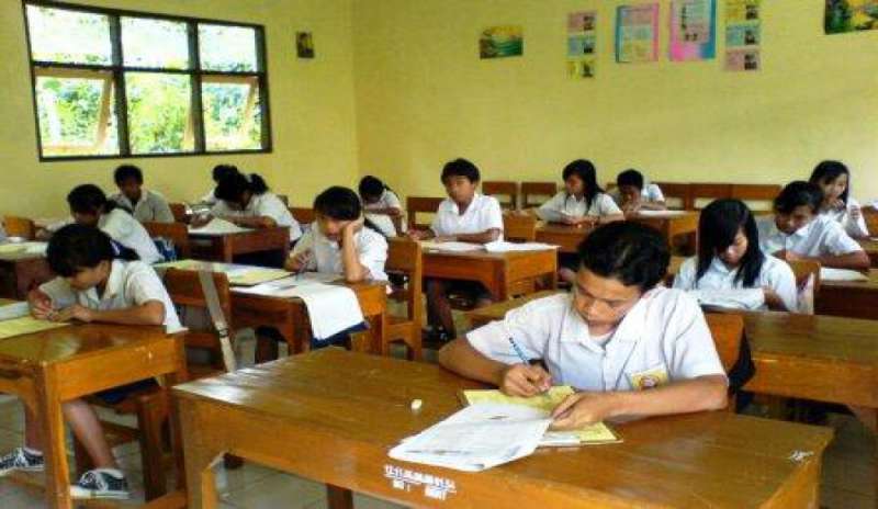 Indonesia: pene corporali sugli studenti che bevono in una scuola musulmana