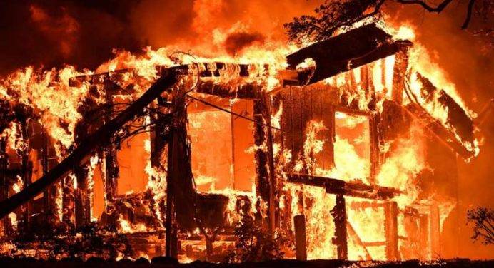 Inferno di fuoco in California: 25 incendi e 10 morti