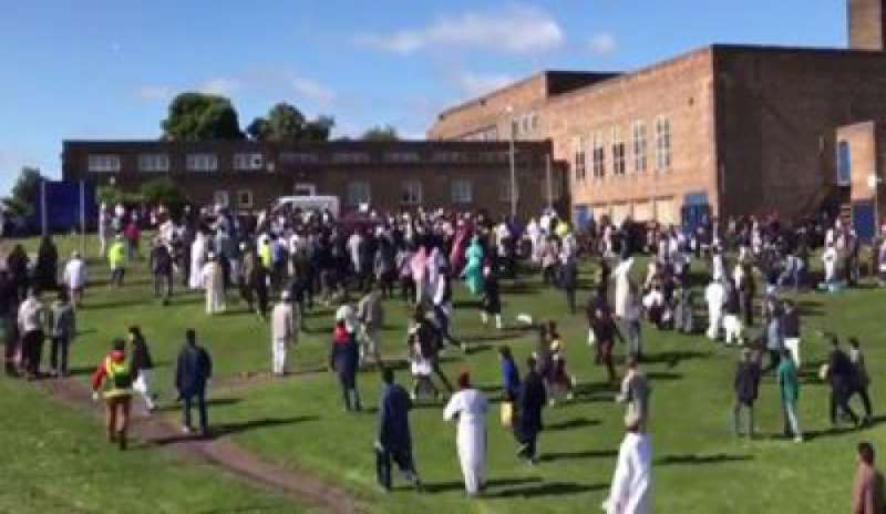 Inghilterra, auto sulla folla che celebrava la fine del Ramadan. La Polizia: “Non è terrorismo”