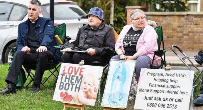 Inghilterra: vietato pregare fuori dalle cliniche abortiste