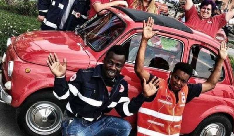 Insulti razzisti a un giovane volontario della Croce Rossa