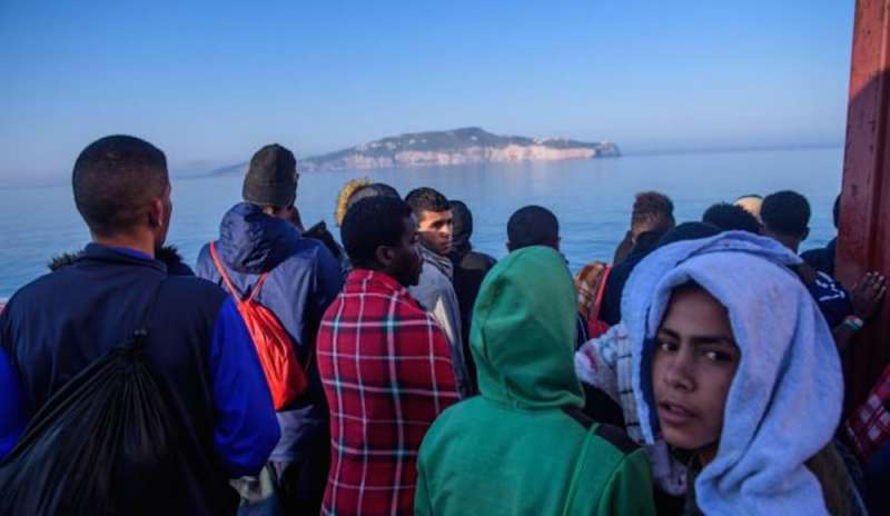 Intercettati 53 migranti tra cui 14 bambini