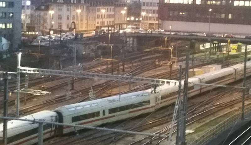 Intercity tedesco deragalia in stazione a Basilea