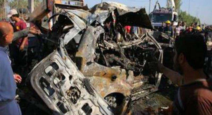Iraq, camion bomba lanciato contro un checkpoint di Baghdad: almeno 17 morti