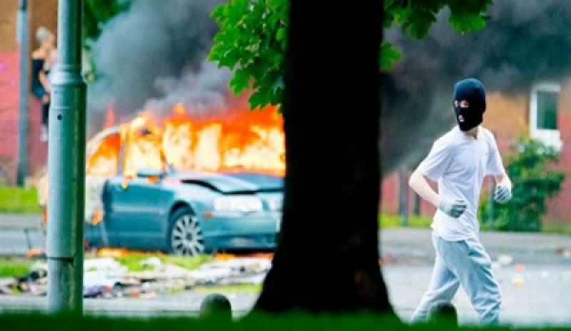 Irlanda del Nord. Alta tensione a Belfast: scontri con la polizia in quartiere cattolico