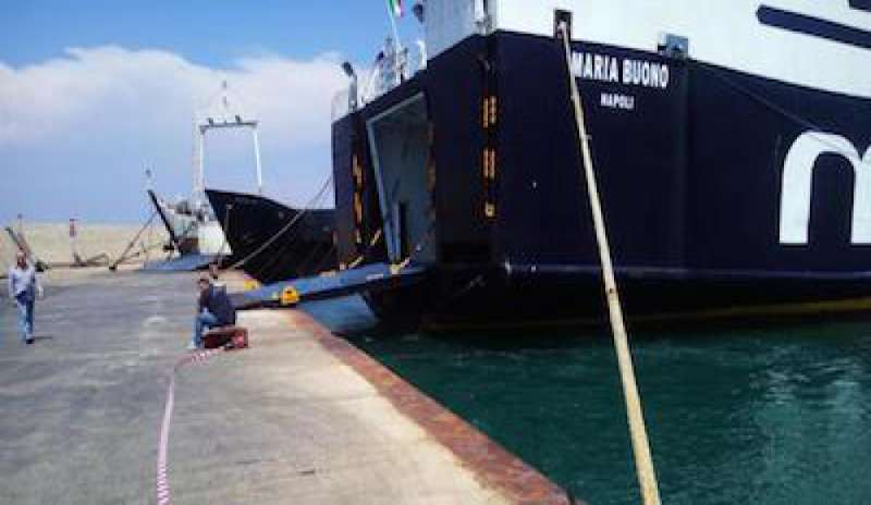 Ischia, traghetto urta la banchina del porto di Casamicciola: 50 feriti