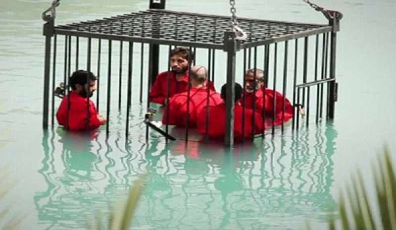 ISIS, ULTIMO VIDEO CHOC: PRIGIONIERI CHIUSI IN GABBIA E ANNEGATI IN PISCINA