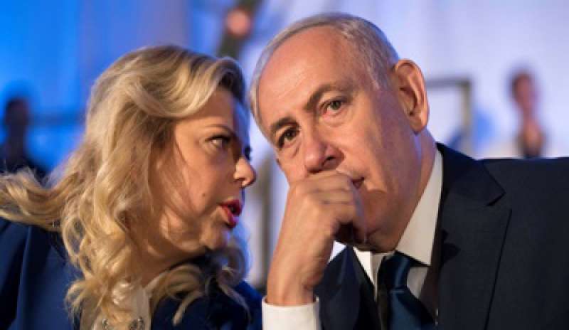Israele, Sarah Netanyahu sarà incriminata per peculato, il marito la difende: “Accuse assurde”