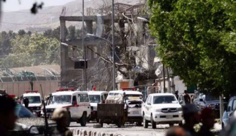 Kabul, l’Isis rivendica l’attentato. Sale a 90 il numero dei morti