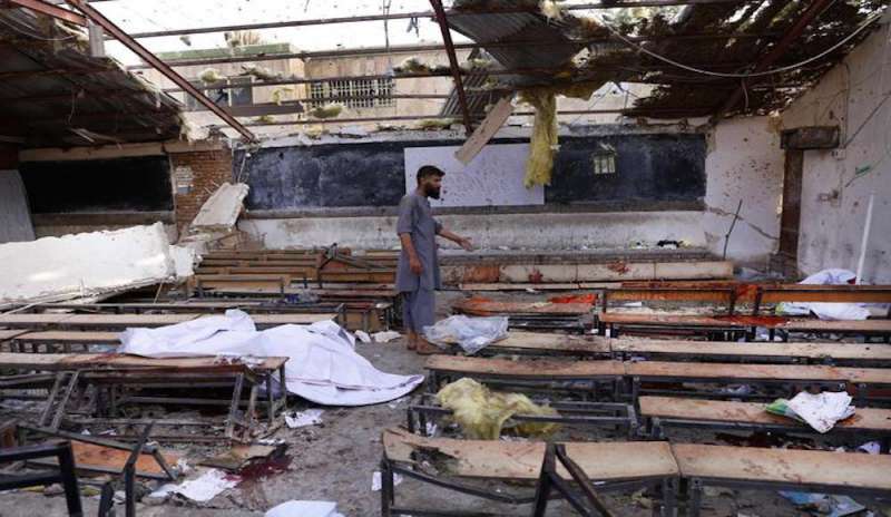 Kamikaze in una scuola di Kabul: morti 48 studenti