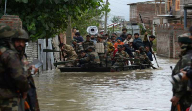 Kashmir, 100 morti e 10mila persone bloccate per le inondazioni 