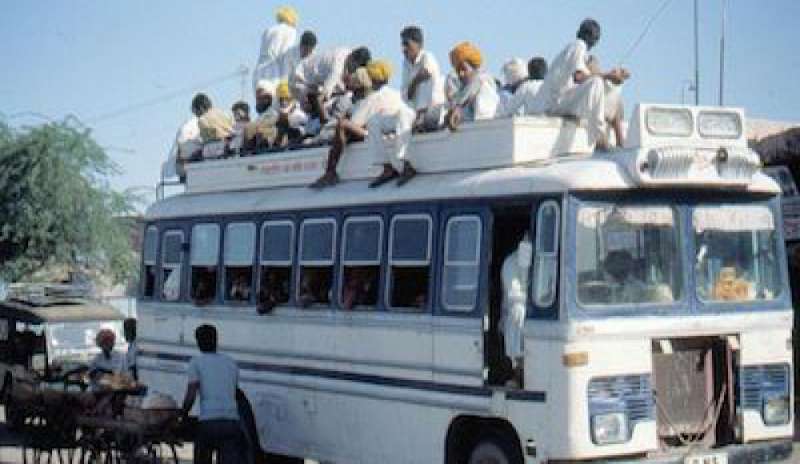 India: autobus precipita nella scarpata, almeno 22 morti