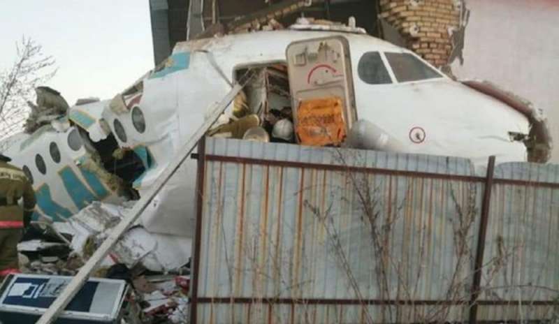Kazakistan, dramma durante il decollo: si schianta aereo