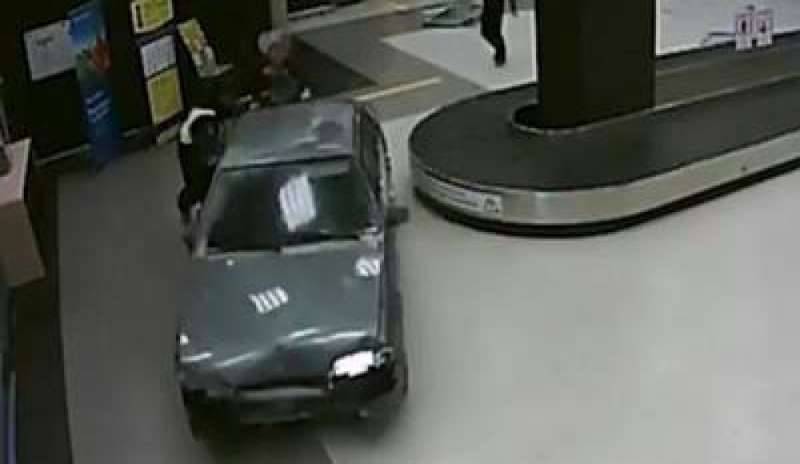 Kazan, “drift” in aeroporto: autista impazzito in fuga tra i gate