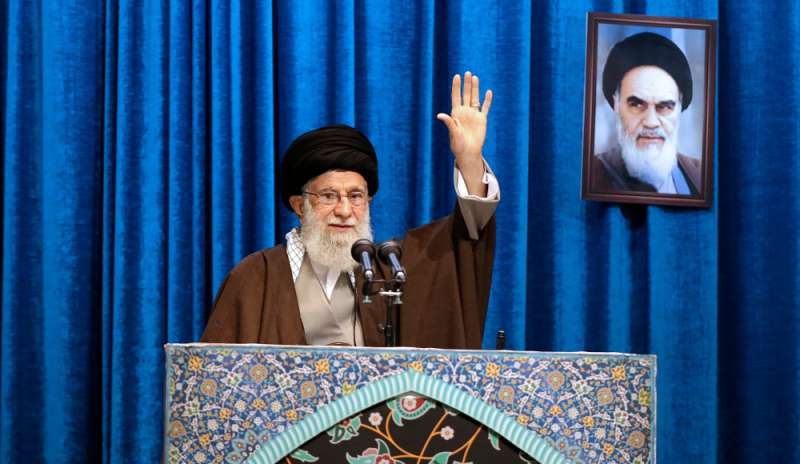 Khamenei guida la preghiera, folla a Teheran