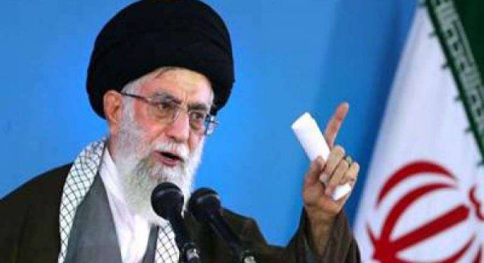 KHAMENEI: “L’ACCORDO SUL NUCLEARE NON HA PORTATO BENEFICI ALL’IRANIANO COMUNE”