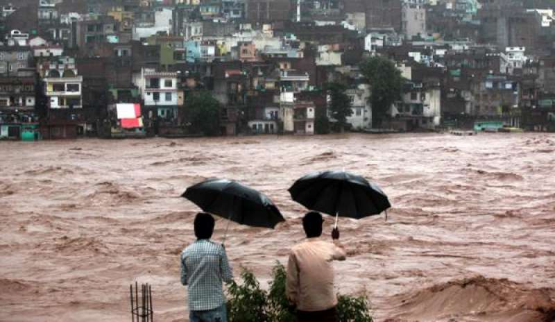 Piogge e inondazioni flagellano il Pakistan: decine di morti