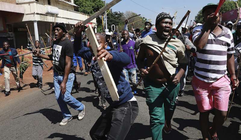Un filo d’odio attraversa il mondo. Allarme per le derive xenofobe in Sudafrica