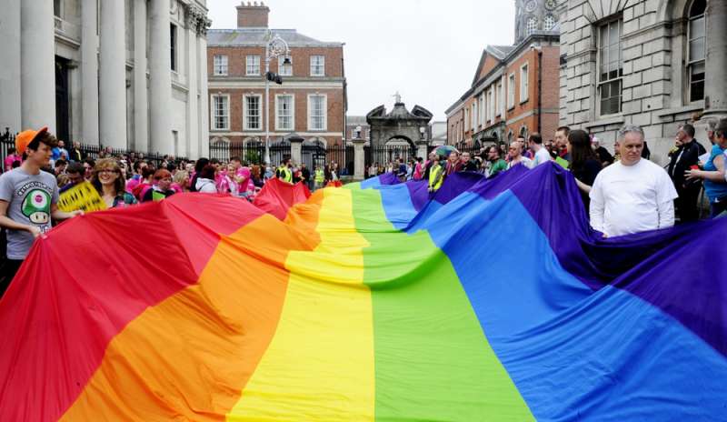 L'Irlanda impone ai cattolici di riconoscere le nozze gay