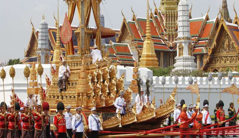 L'ultimo saluto a Rama IX: a Bangkok la cremazione solenne del re defunto