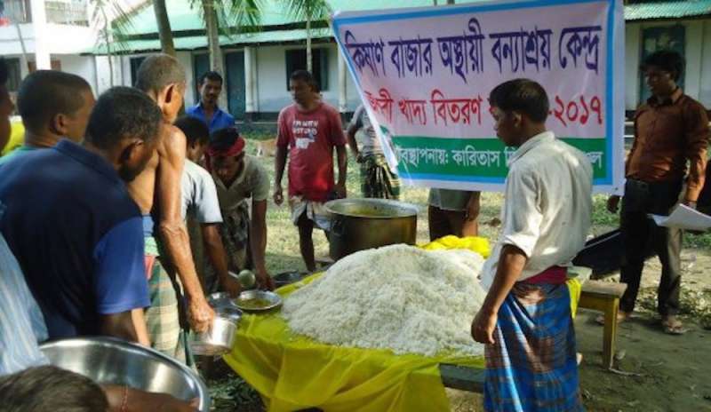 La Caritas distribuisce cibo a 70mila Rohingya sfollati in Bangladesh