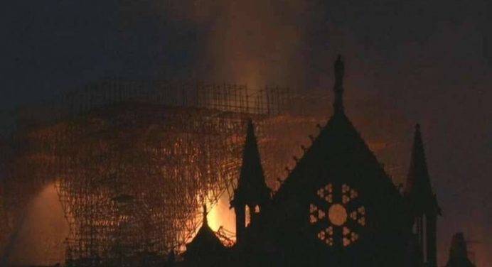 La cattedrale che brucia ma risorge