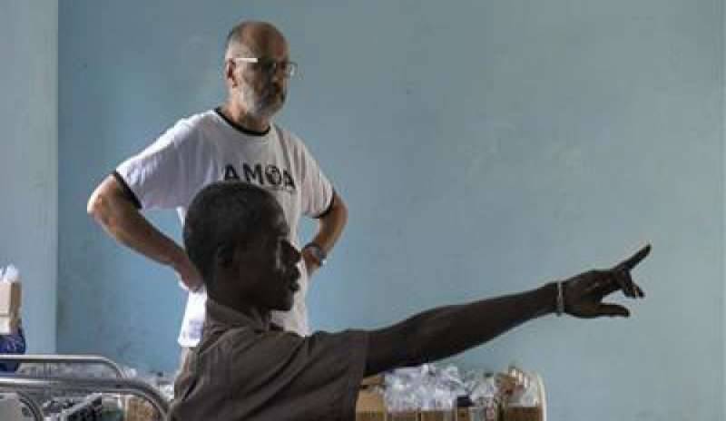 “La favola degli occhiali”, ottico 90enne dona lenti ai bambini poveri