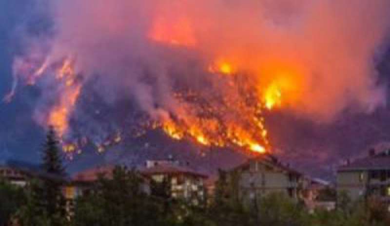 La lotta contro il fuoco che devasta il monte Morrone
