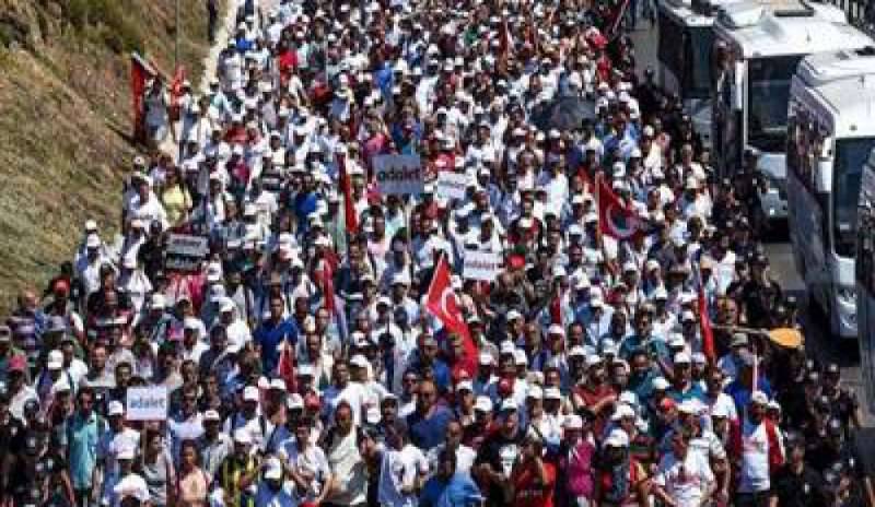 La “Marcia per la giustizia” arriva a Istanbul, migliaia di persone in piazza contro Erdogan