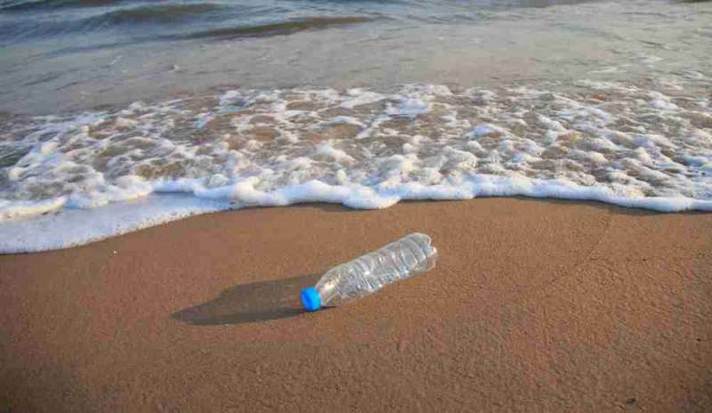 “La mia barca è plastic free” e getta una bottiglia in mare