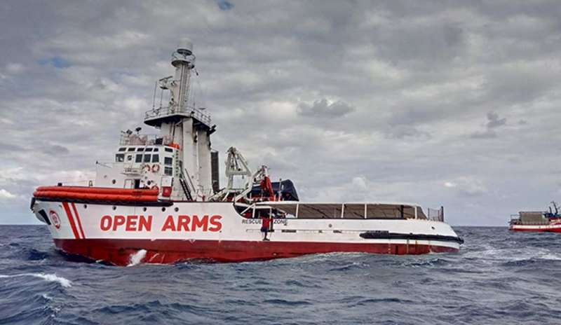 La nave “Open Arms” approda in Spagna
