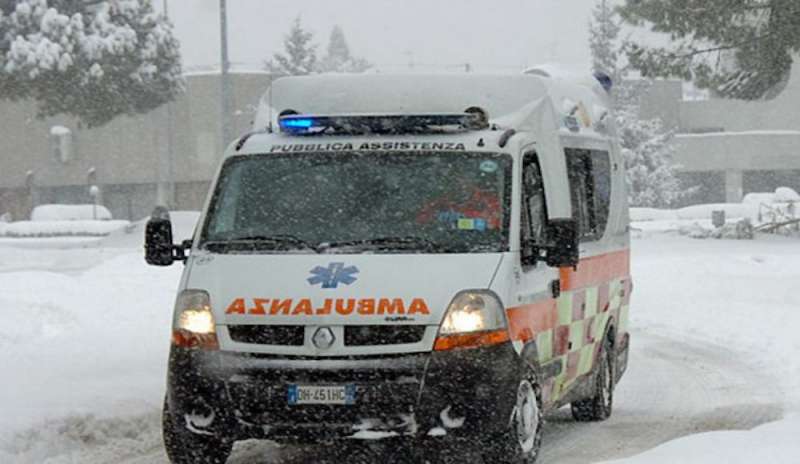 La neve blocca l'ambulanza: anziana muore di infarto