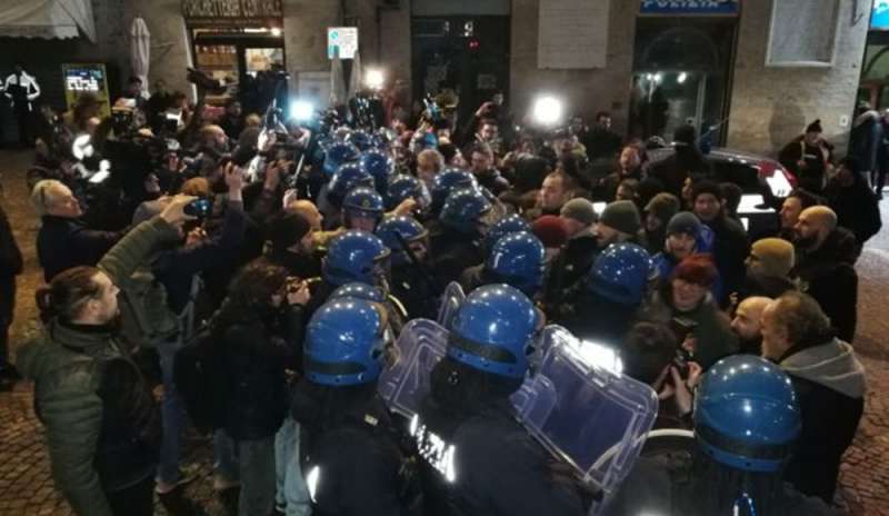 La polizia carica i manifestanti di Forza Nuova