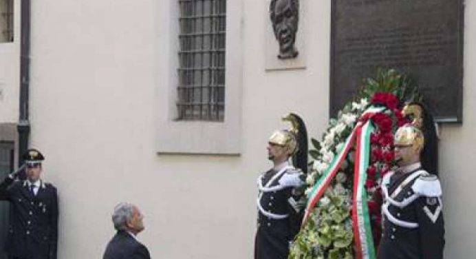 La Repubblica ricorda Aldo Moro, Grasso depone una corona dall’oro in via Caetani