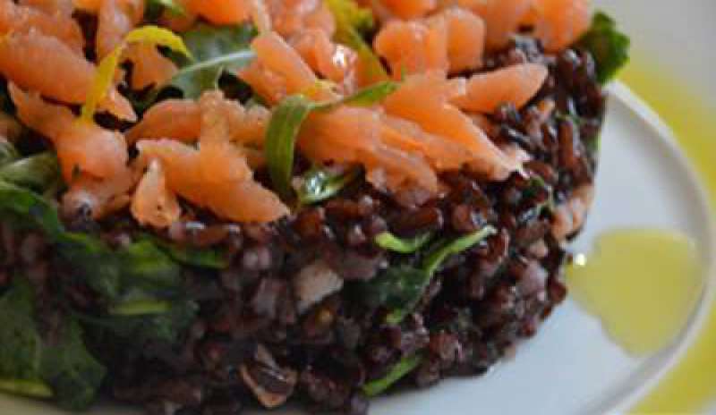 La ricetta del week-end: insalata di riso venere e salmone affumicato