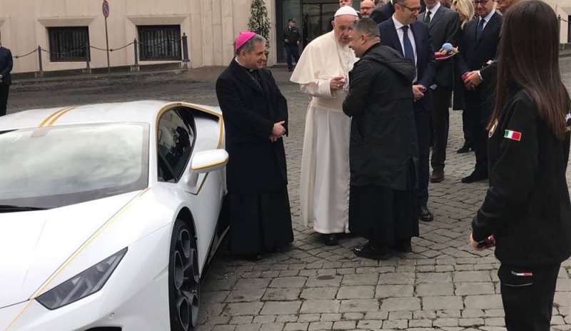 La solidarietà del Papa corre in Lamborghini