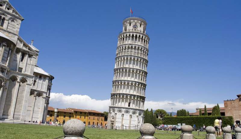 La torre di Pisa si sta raddrizzando