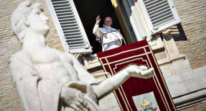 L’Angelus del Papa: “Prepararsi al Natale lottando contro gli idoli”