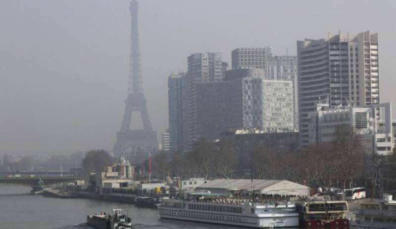 I ricercatori francesi: l’aria di Parigi fa male come il fumo passivo