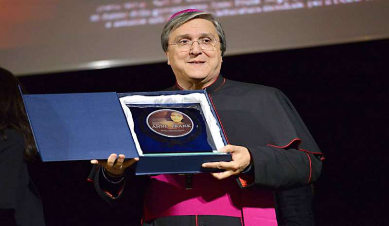 Laurea honoris causa in Medicina al Vescovo