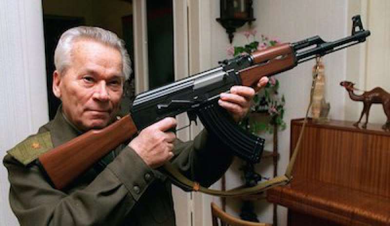 L’azienda Kalashnikov cerca 1.700 dipendenti: “Non riusciamo a coprire gli ordini di armi”
