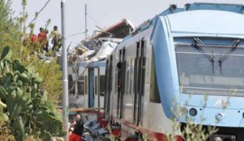 Lecce, scontro fra due treni delle Ferrovie Sud Est: 15 feriti