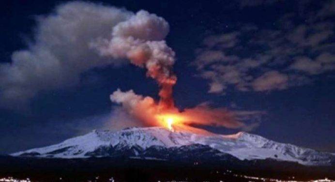 L’Etna “borbotta”, nuova eruzione dal cratere sud-est