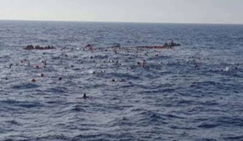 Libia, barcone con 500 migranti si capovolge in mare: 31 corpi recuperati, alcuni sono minori