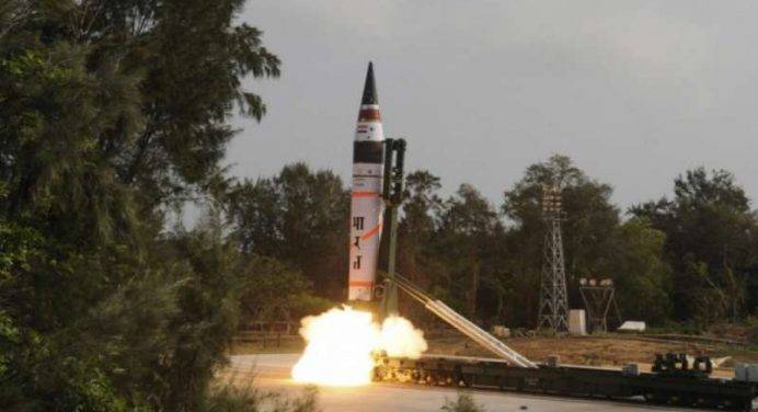 Il mondo si arma. L’India testa un missile con capacità nucleare