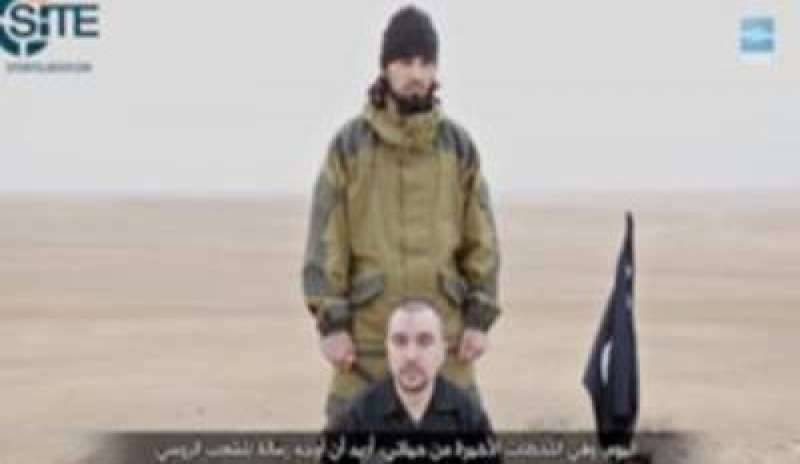 L’Isis mostra la decapitazione di un ufficiale russo, Mosca: “E’ un falso”