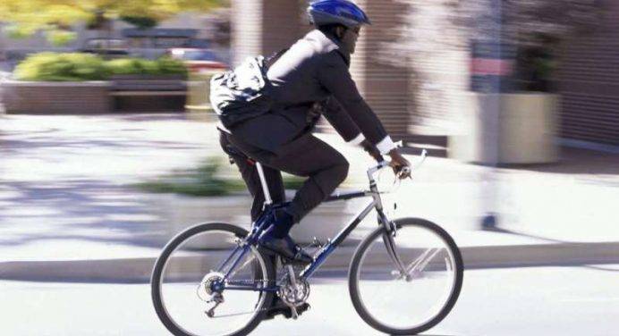 Lite con un pedone, ciclista multato per bestemmie
