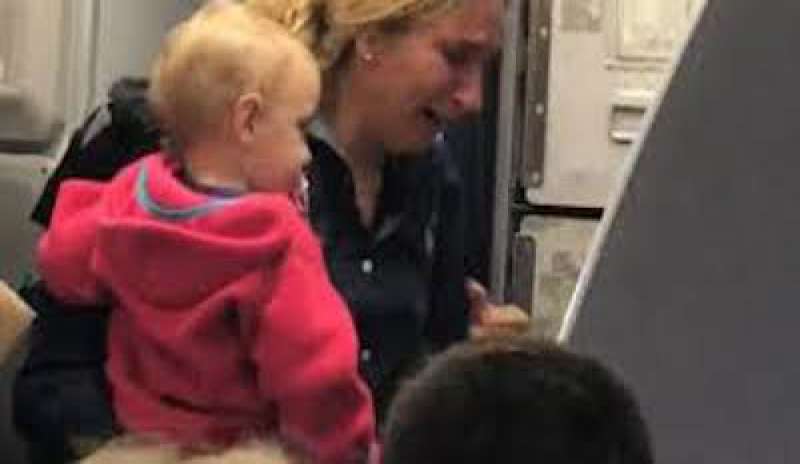 Lo steward colpisce con un passeggino una donna col bimbo in braccio: vergogna sull’American Airlines